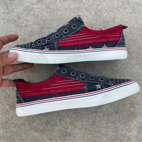 Blowfish Malibu Blue Red Stars American Linen Slip On Comfort Sneakers size 7.5 - Picture 3 of 13